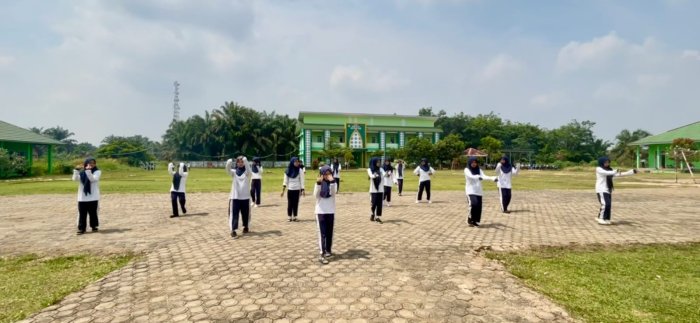 Guru Tari MAN 2 Muaro Jambi Latih Tari Nusantara Guru Tari MAN 2 Muaro Jambi Latih Tari Nusantara