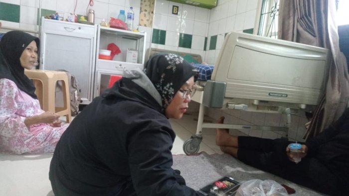 Tim Humas MAN 2 Muaro Jambi Jenguk Anak Bu Maria di RS Tim Humas MAN 2 Muaro Jambi Jenguk Anak Bu Maria di RS