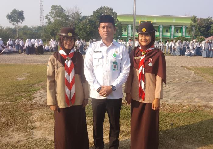 Kepala MAN 2 Muaro Jambi resmi melepas Dua Anggota Pramuka untuk ikuti Raimuna Nasional ke XII  ke Cibubur. 