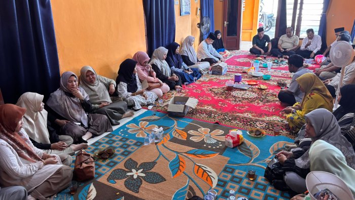 Majelis Guru MAN 2 Muaro Jambi Takziah ke Rumah Pengawas Madrasah Majelis Guru MAN 2 Muaro Jambi Takziah ke Rumah Pengawas Madrasah