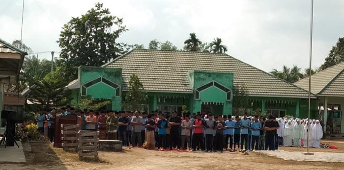 Keluarga Besar MAN 2 Muaro Jambi Melaksanakan Sholat Istisqo Di Lapangan Upacara