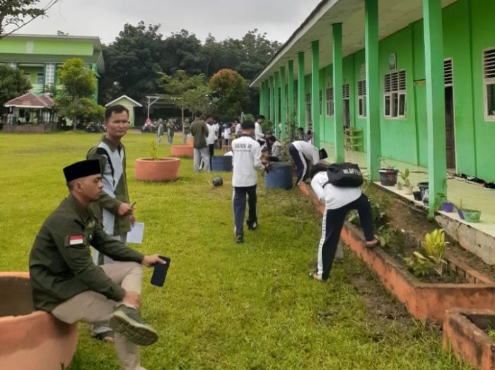 Siswa MAN 2 Muaro Jambi Laksanakan Program Jumat Bersih Siswa MAN 2 Muaro Jambi Laksanakan Program Jumat Bersih