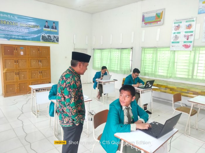 Kepala Kemenag Tinjau Hari Pertama OMI di MAN 2 Muaro Jambi