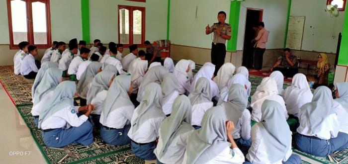 Tim Binmas Polda Jambi Adakan Penyuluhan Tentang Kenakalan Remaja dan Bahaya Narkoba di MAN 2 Muaro Jambi