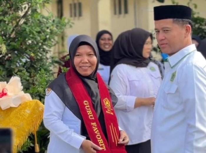 Ustazah Marlina Terpilih Guru Favorit Dua Tahun Beruntun Ustazah Marlina Terpilih Guru Favorit Dua Tahun Beruntun