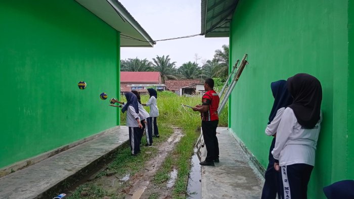 Siswa MAN 2 Muaro Jambi Antusias Belajar Bola Voli Siswa MAN 2 Muaro Jambi Antusias Belajar Bola Voli