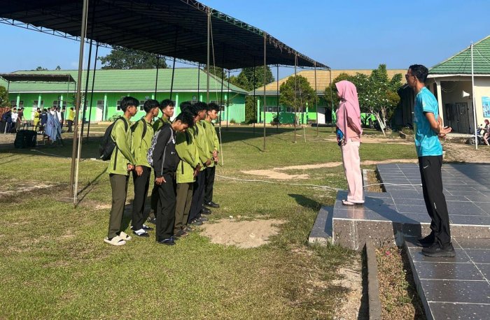 Waka Kesiswaan MAN 2 Muaro Jambi Lepas Tim Futsal ke Turnamen