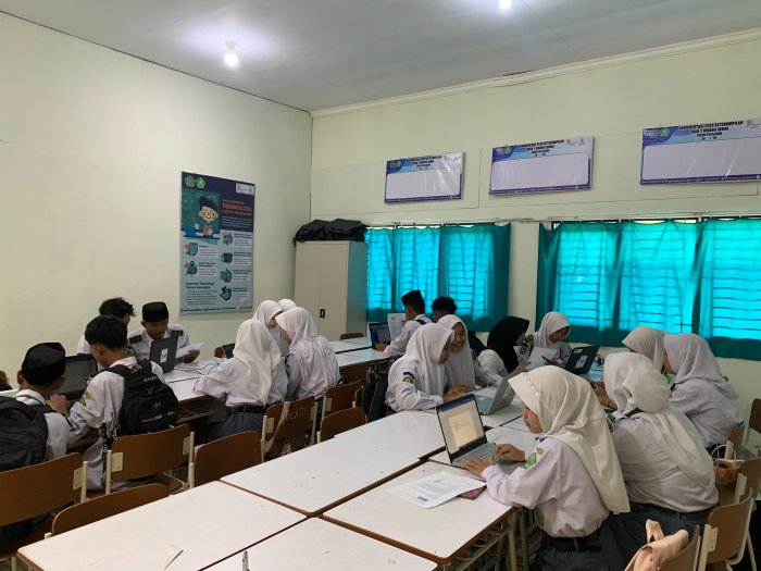 Siswa MAN 2 Muaro Jambi Belajar Pengolah Kata di Kelas Multimedia Siswa MAN 2 Muaro Jambi Belajar Pengolah Kata di Kelas Multimedia