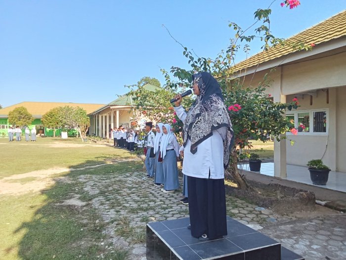 Tiga Kunci Sukses Pelajar Disampaikan di Upacara MAN 2 Muaro Jambi