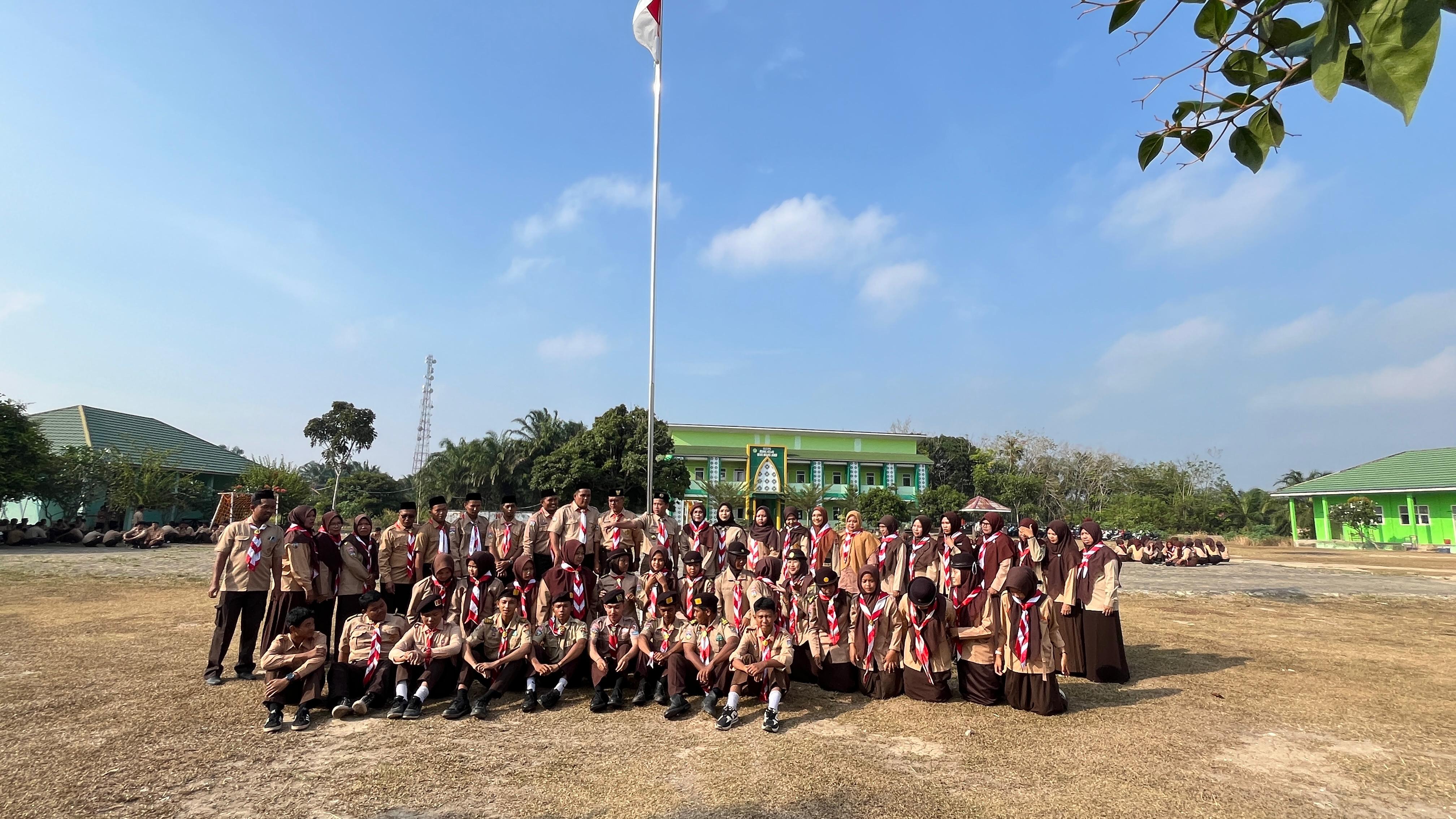 Peringatan Hari Pramuka ke 63 tahun MAN 2 Muaro Jambi di isi dengan penampilan Atraksi membuat pionering dengan mata tertutup 