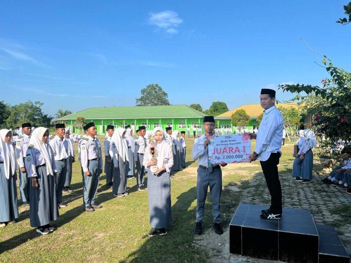 Tropi dan Hadia Juara 1 LKBB Tingkat SLTA Sederajat Diserahkan Ke Pihak Madrasah