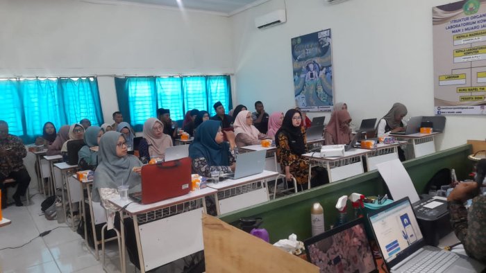 MAN 2 Muaro Jambi Tingkatkan Kompetensi Guru Lewat MGMP E-Ujian MAN 2 Muaro Jambi Tingkatkan Kompetensi Guru Lewat MGMP E-Ujian