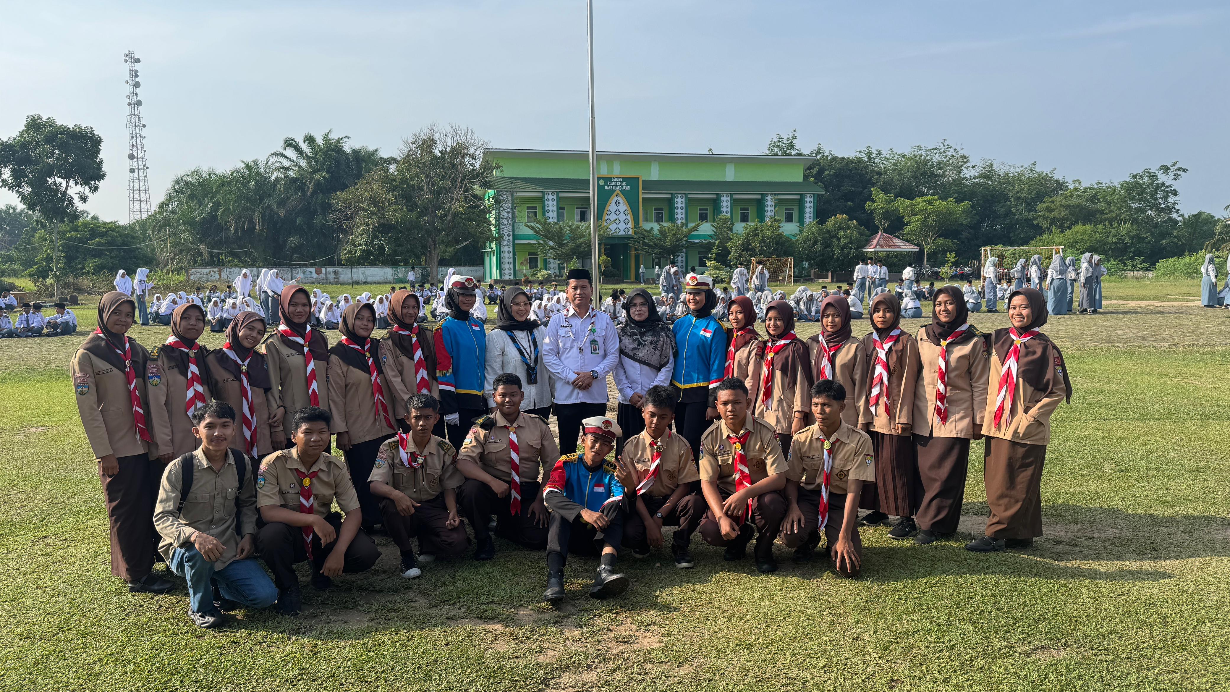 Kepala MAN 2 Muaro Jambi lepas kontingan LSHRP KE XVI UIN STS Jambi Tahun 2024
