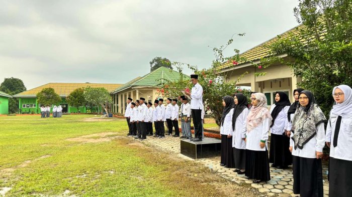 Bapak Pirdaus Dorong Siswa Tingkatkan Disiplin Lewat Amanah  Upacara