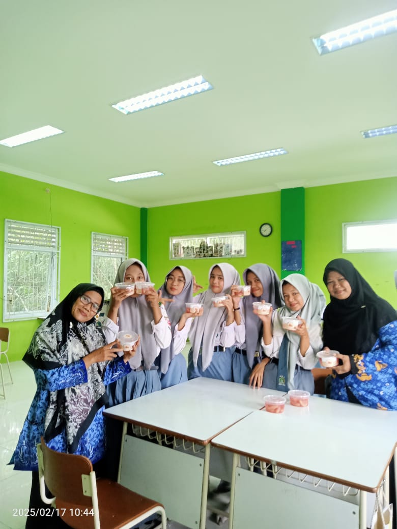 Antusias Siswa Kelas XII Praktek Prakarya Ujian Akhir Madrasah Produk Pengawetan Bahan Nabati