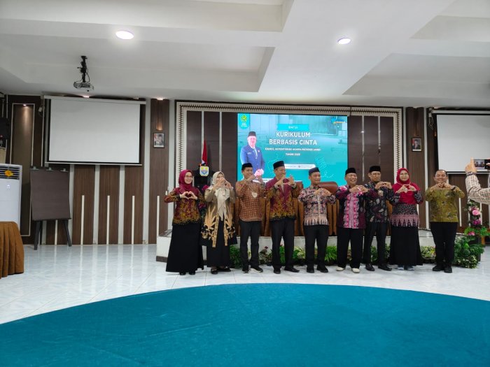 Kepala MAN 2 Muaro Jambi Menerima Pengalungan Tanda Peserta Bimbingan Teknis Kurikulum Berbasis Cinta Kepala MAN 2 Muaro Jambi Menerima Pengalungan Tanda Peserta Bimbingan Teknis Kurikulum Berbasis Cinta