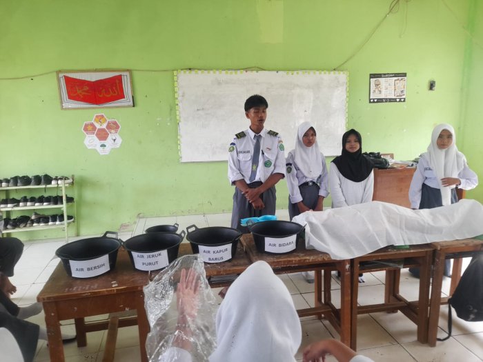 Siswa Kelas X3 Lakukan Praktik Memandikan Jenazah di Sekolah