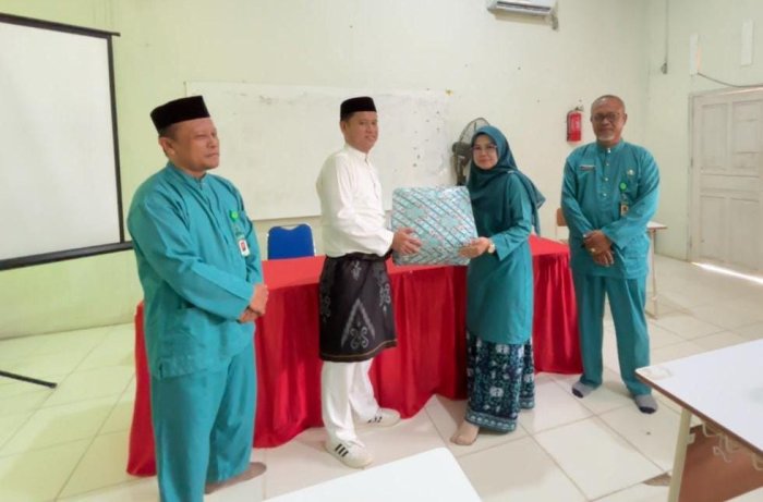 Pelepasan Kepala MAN 2 Muaro Jambi Berlangsung Haru Pelepasan Kepala MAN 2 Muaro Jambi Berlangsung Haru