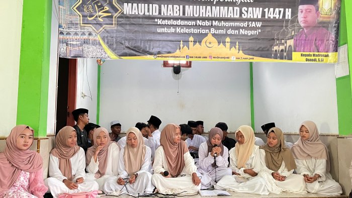 Penampilan Marawis Meriahkan Maulid Nabi di MAN 2 Muaro Jambi Penampilan Marawis Meriahkan Maulid Nabi di MAN 2 Muaro Jambi