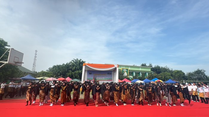 Tuan Rumah MAN 2 Muaro Jambi Sukses Meriahkan Pembukaan AKSIOMA Kemenag Muaro Jambi Tahun 2026 Tuan Rumah MAN 2 Muaro Jambi Sukses Meriahkan Pembukaan AKSIOMA Kemenag Muaro Jambi Tahun 2026