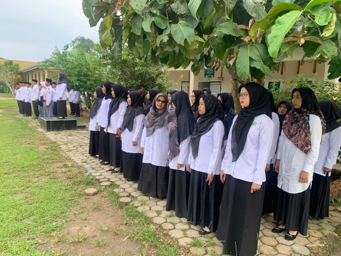 Ibu Lia Kurnia Ajak Siswa MAN 2 Muaro Jambi Taat Aturan