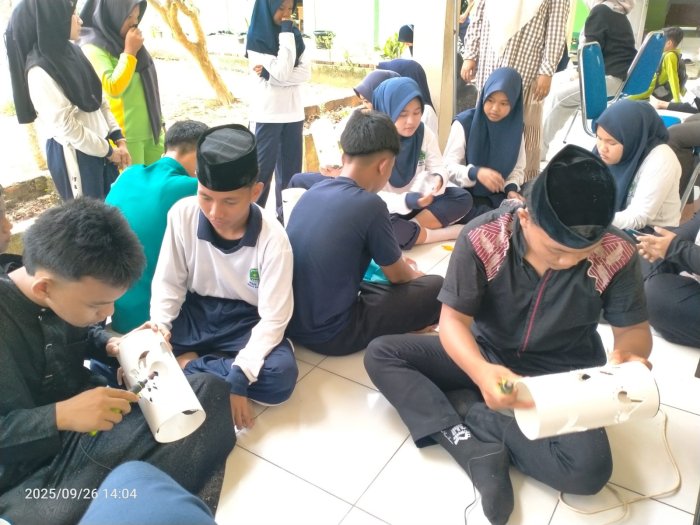 Siswa Kelas X Kembangkan Kreativitas Lewat Kerajinan Lampu Paralon