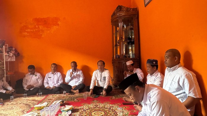 Majelis Guru MAN 2 Muaro Jambi Takziah ke Rumah Duka Majelis Guru MAN 2 Muaro Jambi Takziah ke Rumah Duka