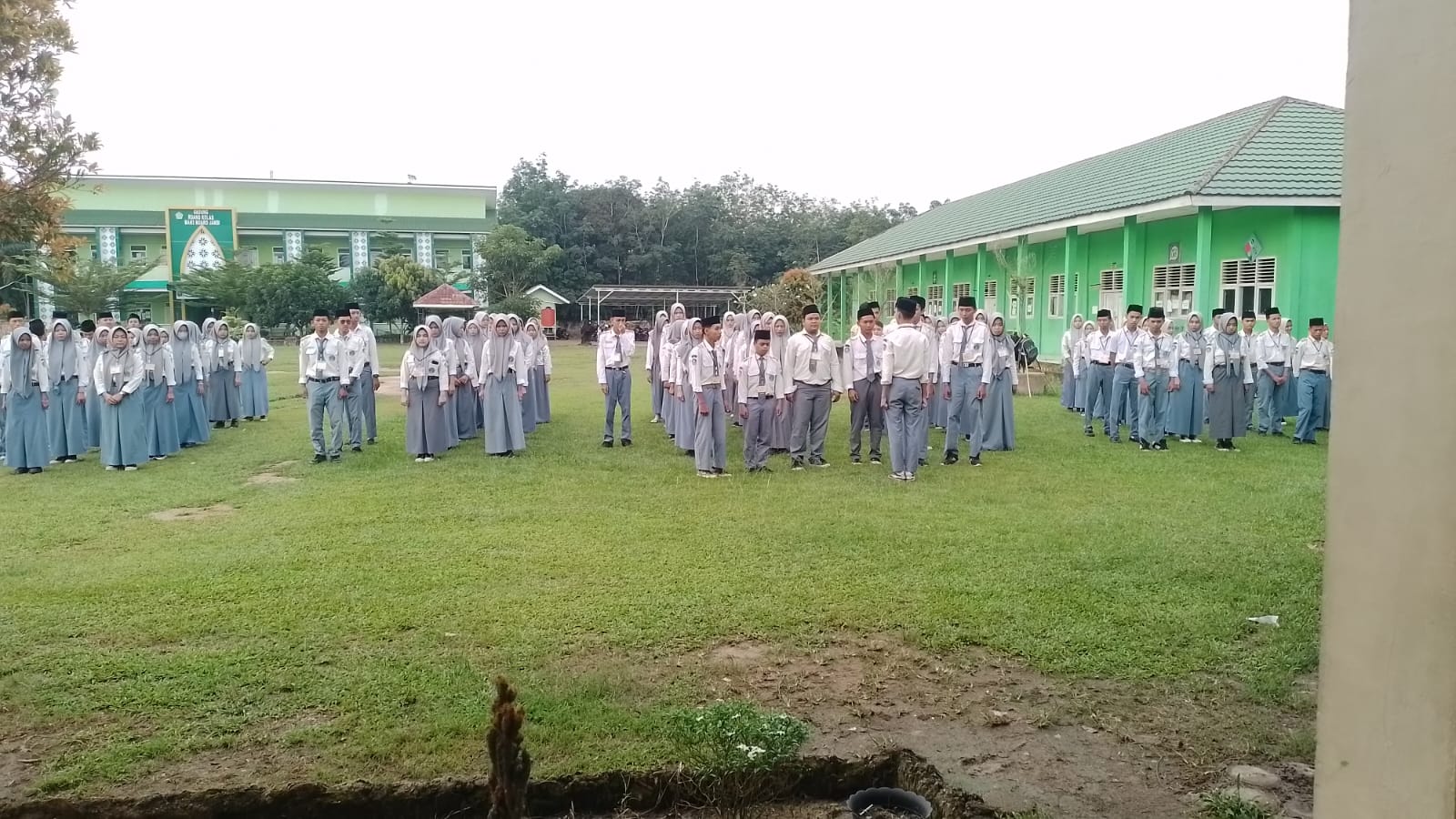 MAN 2 Muaro Jambi Tekankan Disiplin dan Fokus pada Apel UM Hari Keempat MAN 2 Muaro Jambi Tekankan Disiplin dan Fokus pada Apel UM Hari Keempat