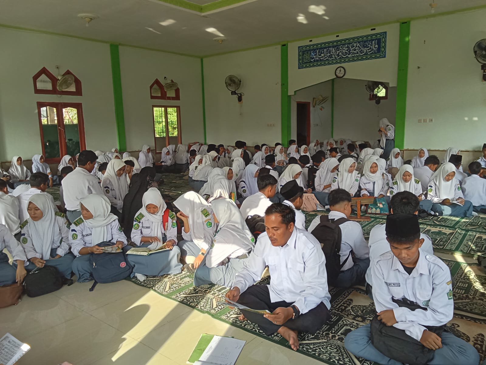 Program Tadarus Al Qur'an MAN 2 Muaro Jambi Siswa Bersemangat dan Antusias untuk hatam  di bulan suci Ramadhan 1446 H