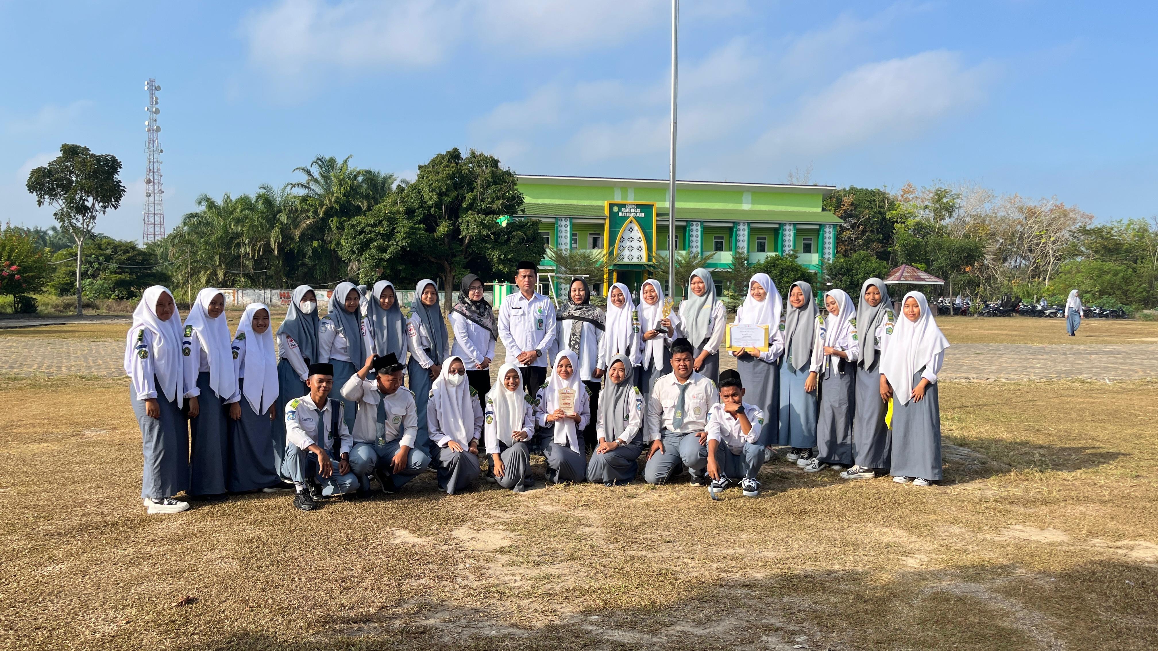 PMR Wira MAN 2 Muaro Jambi Serahkan Trophy dan Sertifikat Lomba LKPM Unja  tahun 2024 Ke Kepala MAN 2 Muaro Jambi