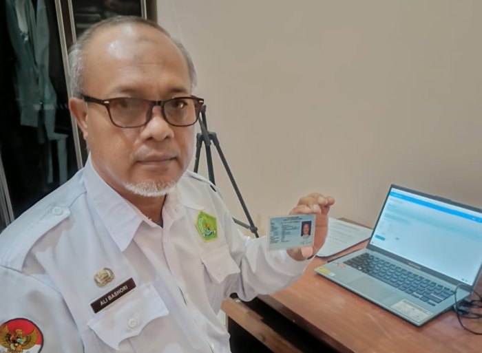 Penuh Semangat Bapak Ali Bashori Ikuti Ujian PPG Ekonomi di Universitas Jambi Penuh Semangat Bapak Ali Bashori Ikuti Ujian PPG Ekonomi di Universitas Jambi
