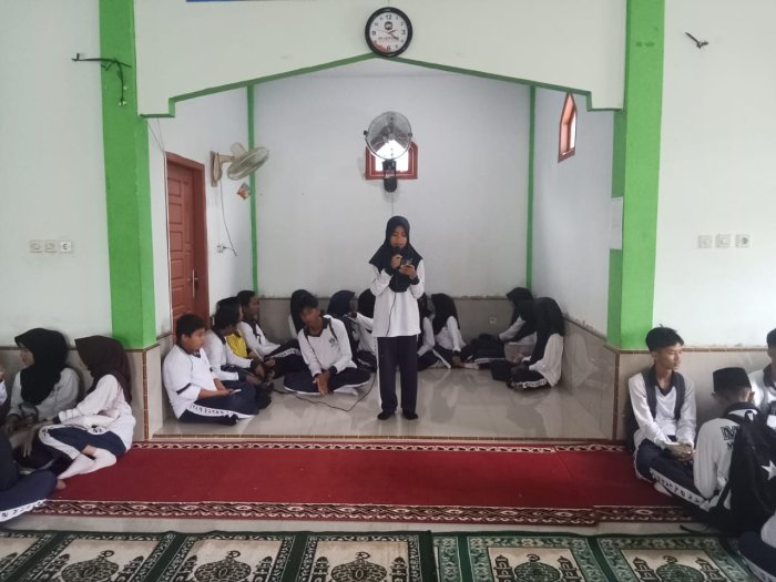 Amira Bahas Pentingnya Sedekah di MAN 2 Muaro Jambi Amira Bahas Pentingnya Sedekah di MAN 2 Muaro Jambi