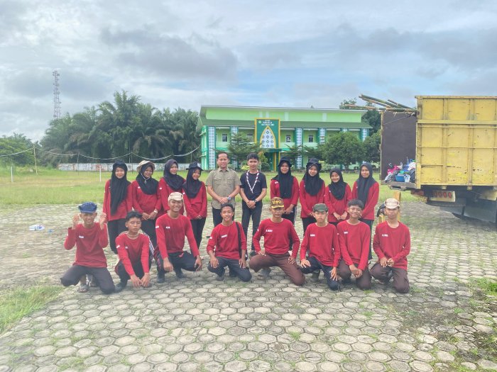 Kepala MAN 2 Muaro Jambi Lepas Kontingen Pramuka