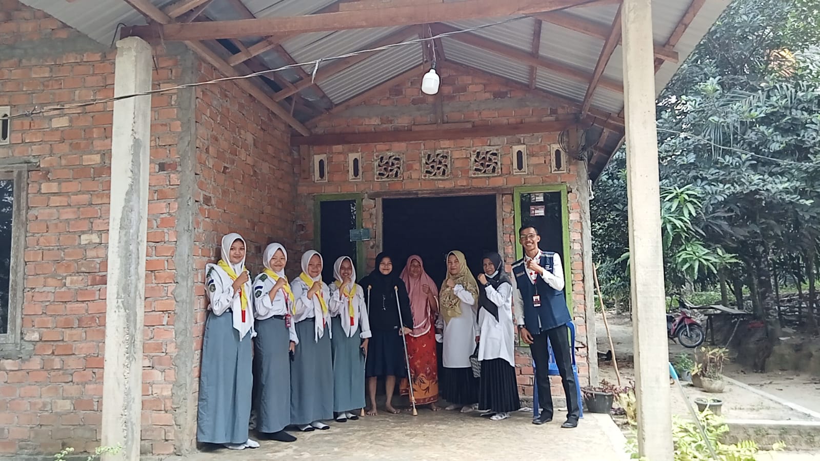 PMR MAN 2 Muaro Jambi menyalurkan donasi untuk suci mawarna siswi MAN 2 Muaro Jambi yang mengalami kecelakaan PMR MAN 2 Muaro Jambi menyalurkan donasi untuk suci mawarna siswi MAN 2 Muaro Jambi yang mengalami kecelakaan