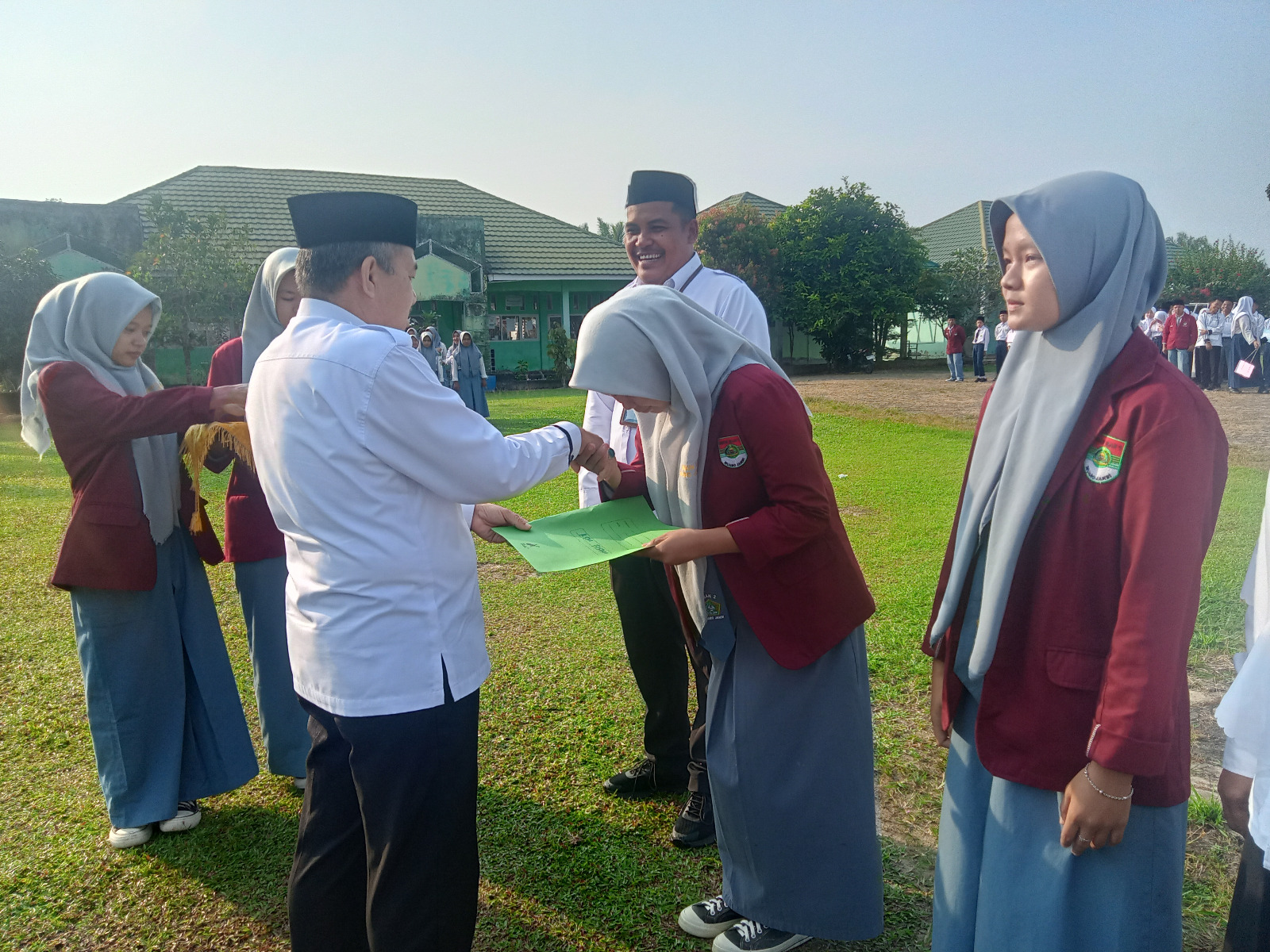 Pengawas Madrasah MAN 2 Muaro Jambi  serahkan sertifikat KSM mapel Fisika dan Kimia yang raih juara III tingkat kabupaten