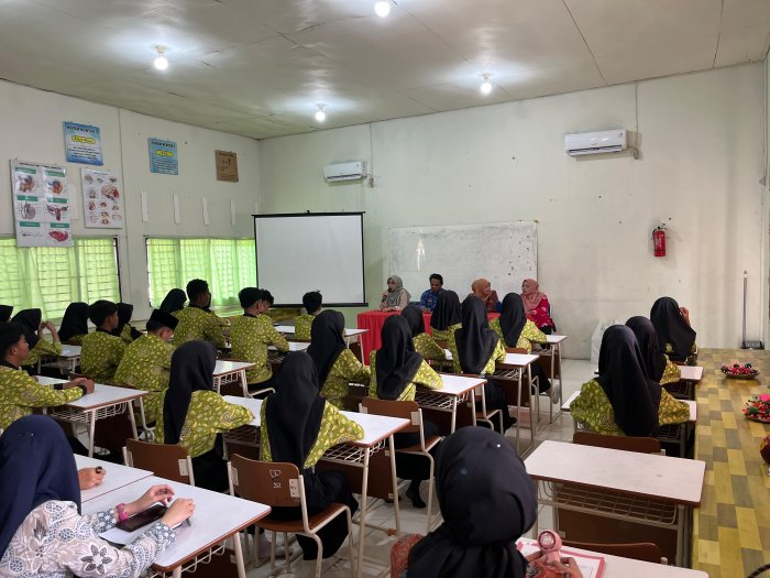 Dinas PPPA Kabupaten Muaro Jambi Gelar Sosialisasi Deteksi Dini Kekerasan dan Konseling Massal di MAN 2 Muaro Jambi