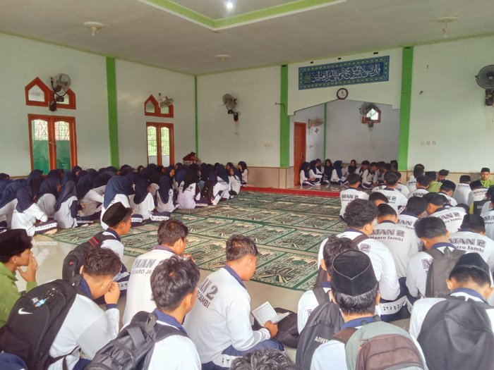 Siswa MAN 2 Muaro Jambi Rutin Ikuti Yasinan Jumat Pagi