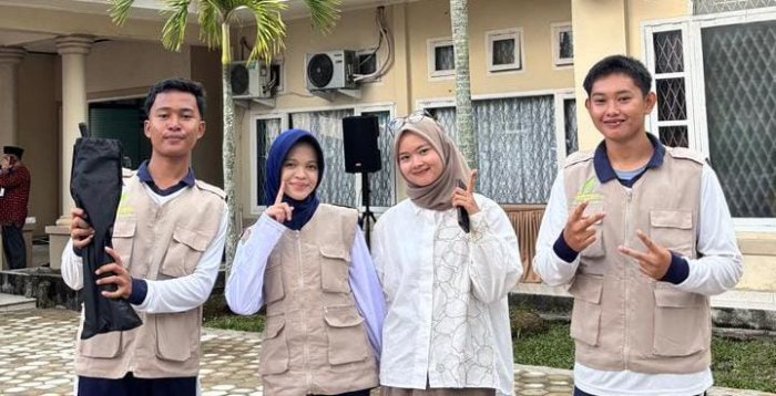 Tim Pers MAN 2 Muaro Jambi Liput Penyambutan Kafilah MTQ ke-54