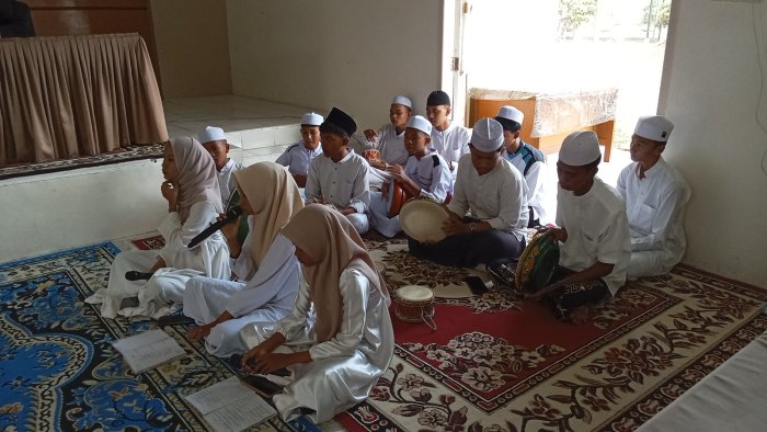 Grup Marawis Syabab Al-Islamy MAN 2 Muaro Jambi Meriahkan Peringatan Maulid Nabi Muhammad SAW 1448 H Grup Marawis Syabab Al-Islamy MAN 2 Muaro Jambi Meriahkan Peringatan Maulid Nabi Muhammad SAW 1448 H