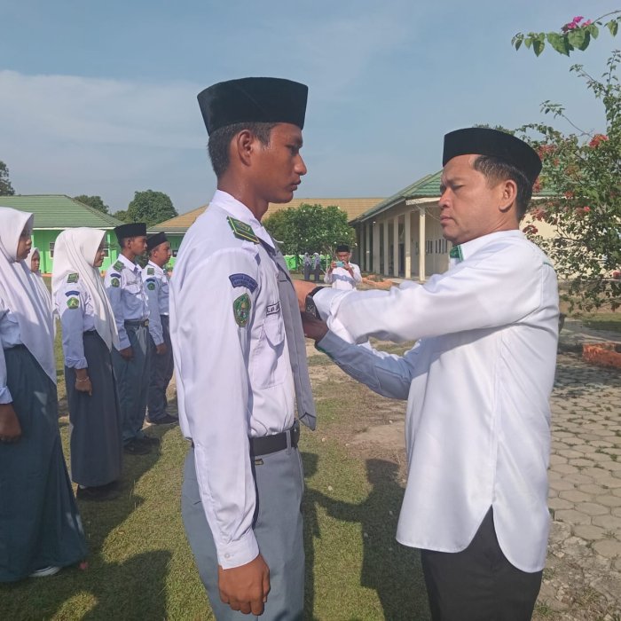Kepala Madrasah Lantik Pengurus Paskibra Periode 2025-2026