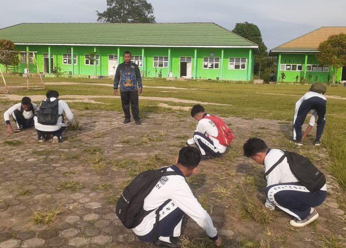Guru Akbar Terapkan Hukuman Cabut Rumput untuk Disiplin Siswa Guru Akbar Terapkan Hukuman Cabut Rumput untuk Disiplin Siswa