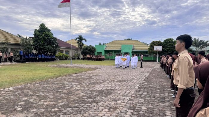 Paskibra MAN 2 Muaro Jambi Kibarkan Bendera di Hari Kesaktian Pancasila Paskibra MAN 2 Muaro Jambi Kibarkan Bendera di Hari Kesaktian Pancasila