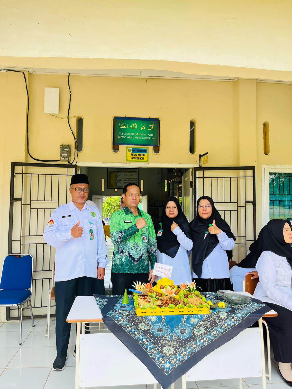 Ustazah Marlina, S.Pd.I. Terpilih Menjadi Guru Favorit  MAN 2 Muaro Jambi Tahun 2024