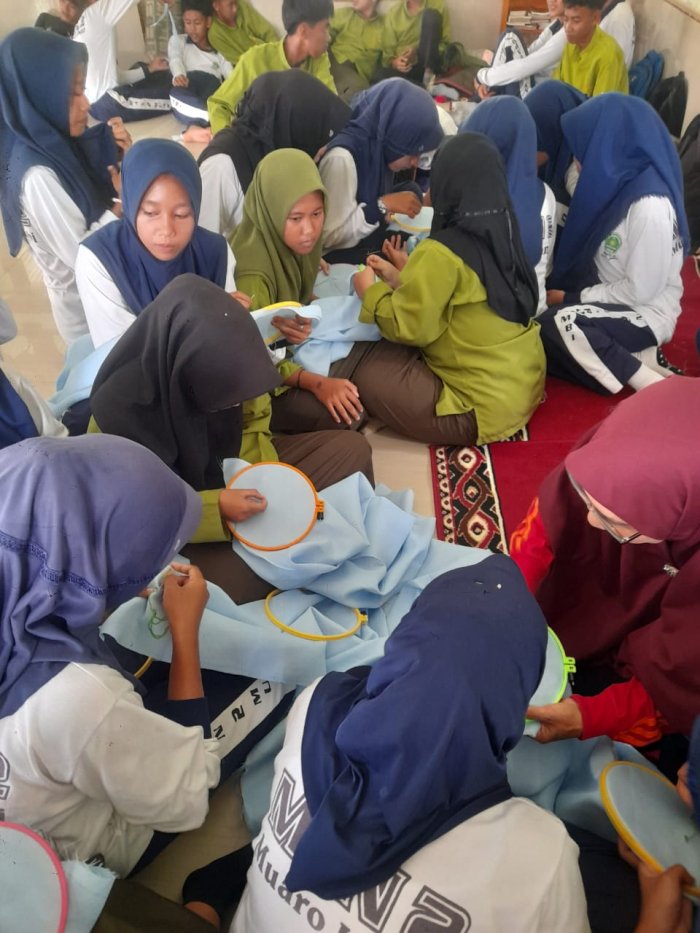 Siswa MAN 2 Muaro Jambi Kembangkan Keterampilan Menyulam Siswa MAN 2 Muaro Jambi Kembangkan Keterampilan Menyulam
