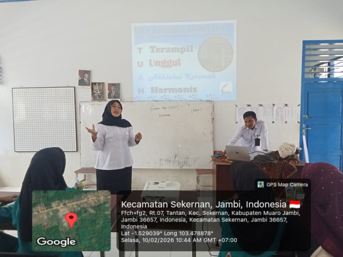 Seberangi Sungai Batanghari Tim MAN 2 Muaro Jambi Sosialisasikan PMBM  ke Dua SMP