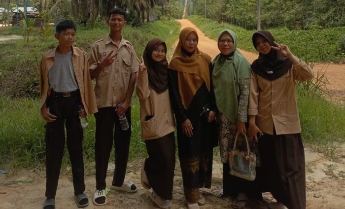 MAN 2 Muaro Jambi Kunjungi Siswi Sakit di Rumah MAN 2 Muaro Jambi Kunjungi Siswi Sakit di Rumah