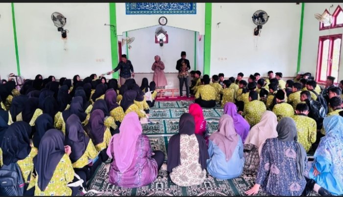 Ustazah Marlina Bimbing Tilawah Al-Quran di MAN 2 Mauro Jambi Ustazah Marlina Bimbing Tilawah Al-Quran di MAN 2 Mauro Jambi