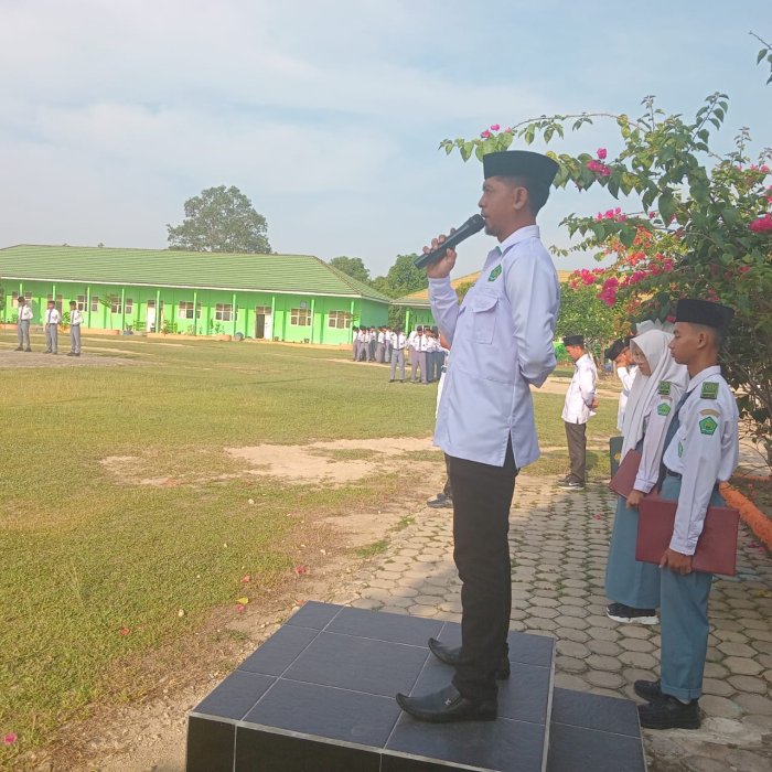 Disiplin Jadi Tema Utama Upacara di MAN 2 Muaro Jambi Disiplin Jadi Tema Utama Upacara di MAN 2 Muaro Jambi