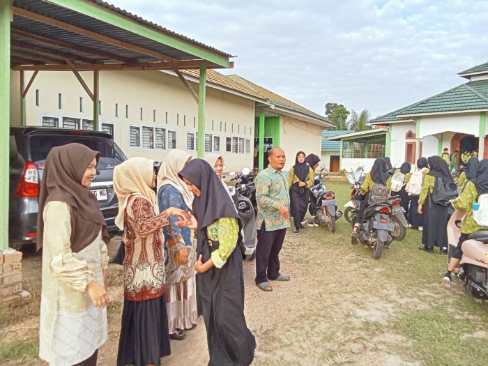 Budaya Salam, Senyum, Sapa MAN 2 Muaro Jambi Terus Berkembang Budaya Salam, Senyum, Sapa MAN 2 Muaro Jambi Terus Berkembang