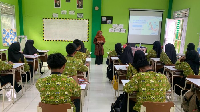 Bu Tari Tampil Maksimal Saat Final Lomba Guru Mengajar MAN 2 Muaro Jambi